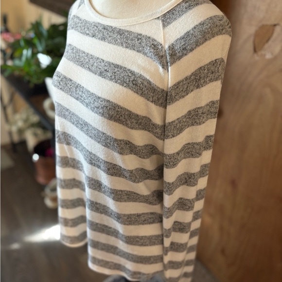 Women’s long sleeve striped shirt, size medium. - Picture 4 of 11